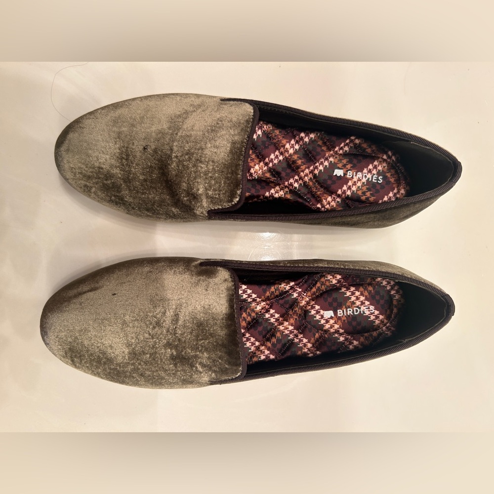 Birdies The Starling velvet loafers in an olive green color. Women’s Size 7.